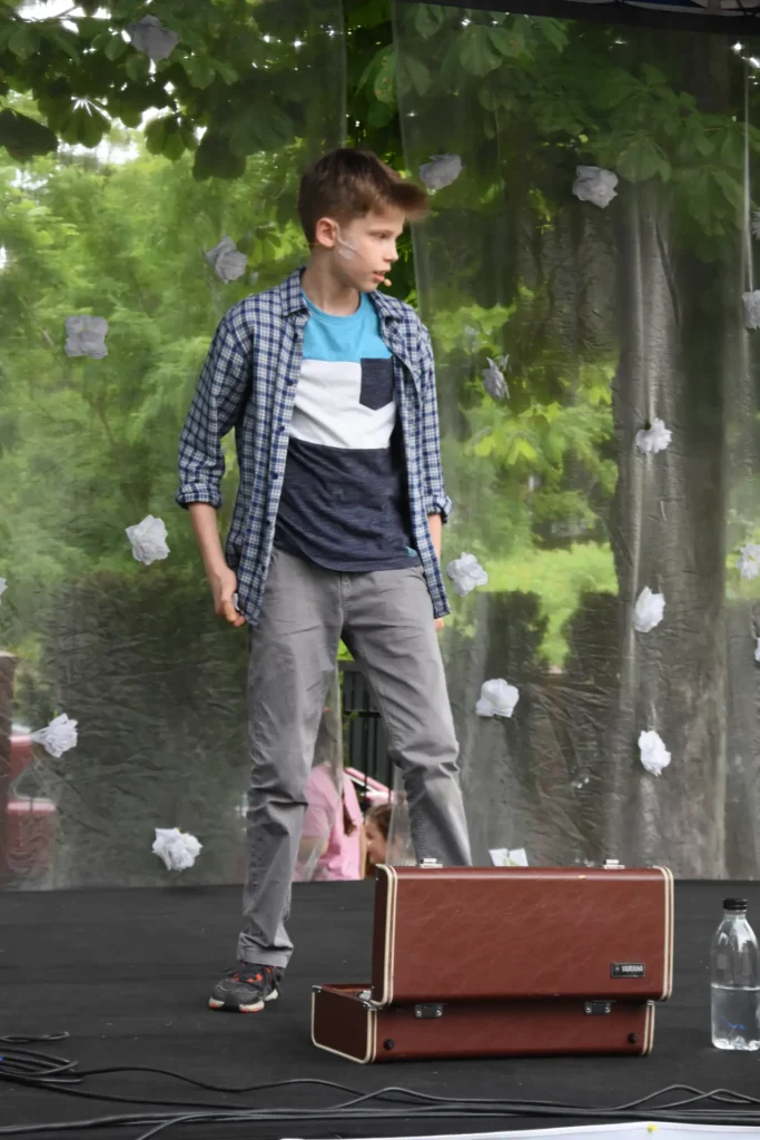 Pokaz iluzjonisty Rafała Sawickiego na pikniku