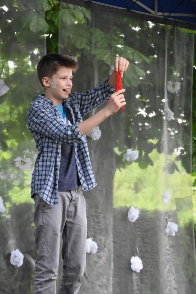 Pokaz iluzjonisty Rafała Sawickiego na pikniku