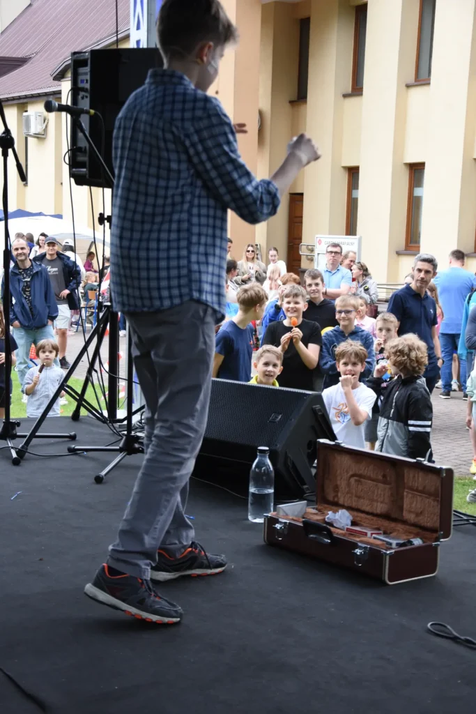 Pokaz iluzjonisty Rafała Sawickiego na pikniku