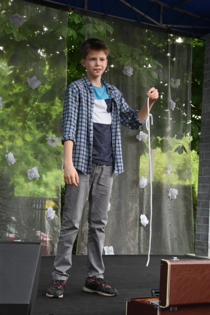 Pokaz iluzjonisty Rafała Sawickiego na pikniku