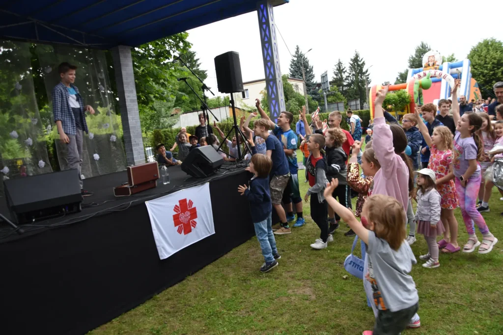 Pokaz iluzjonisty Rafała Sawickiego na pikniku