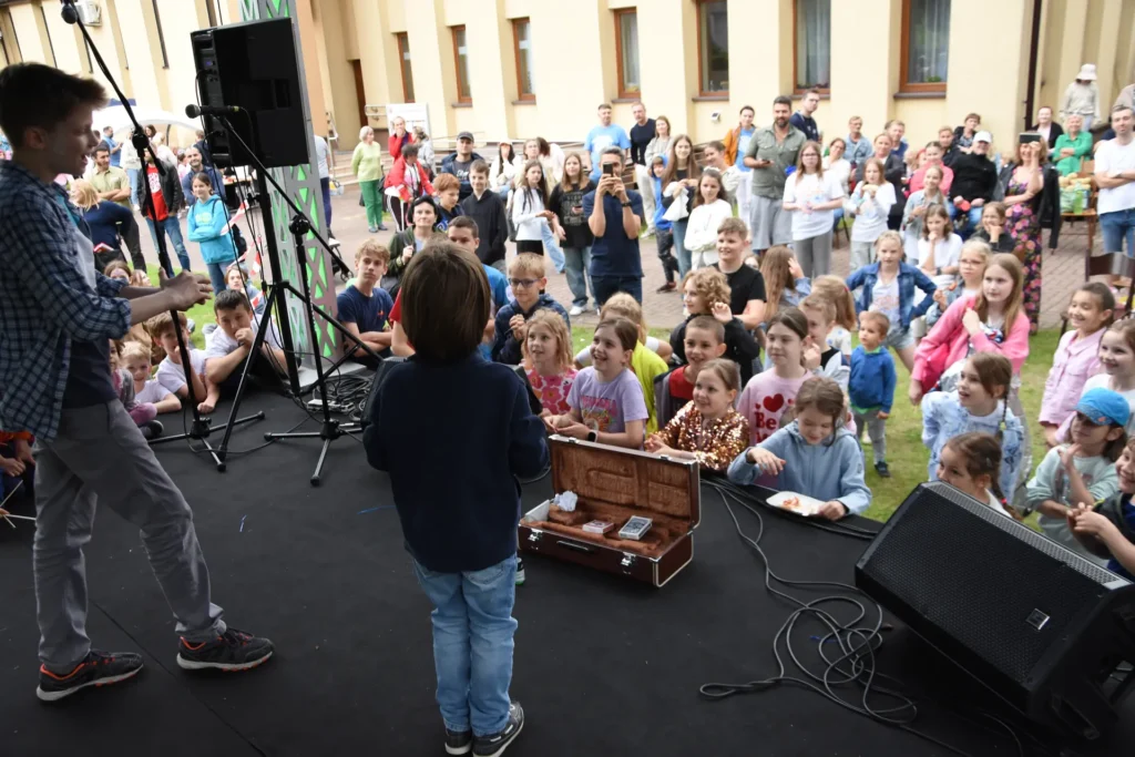 Pokaz iluzjonisty Rafała Sawickiego na pikniku